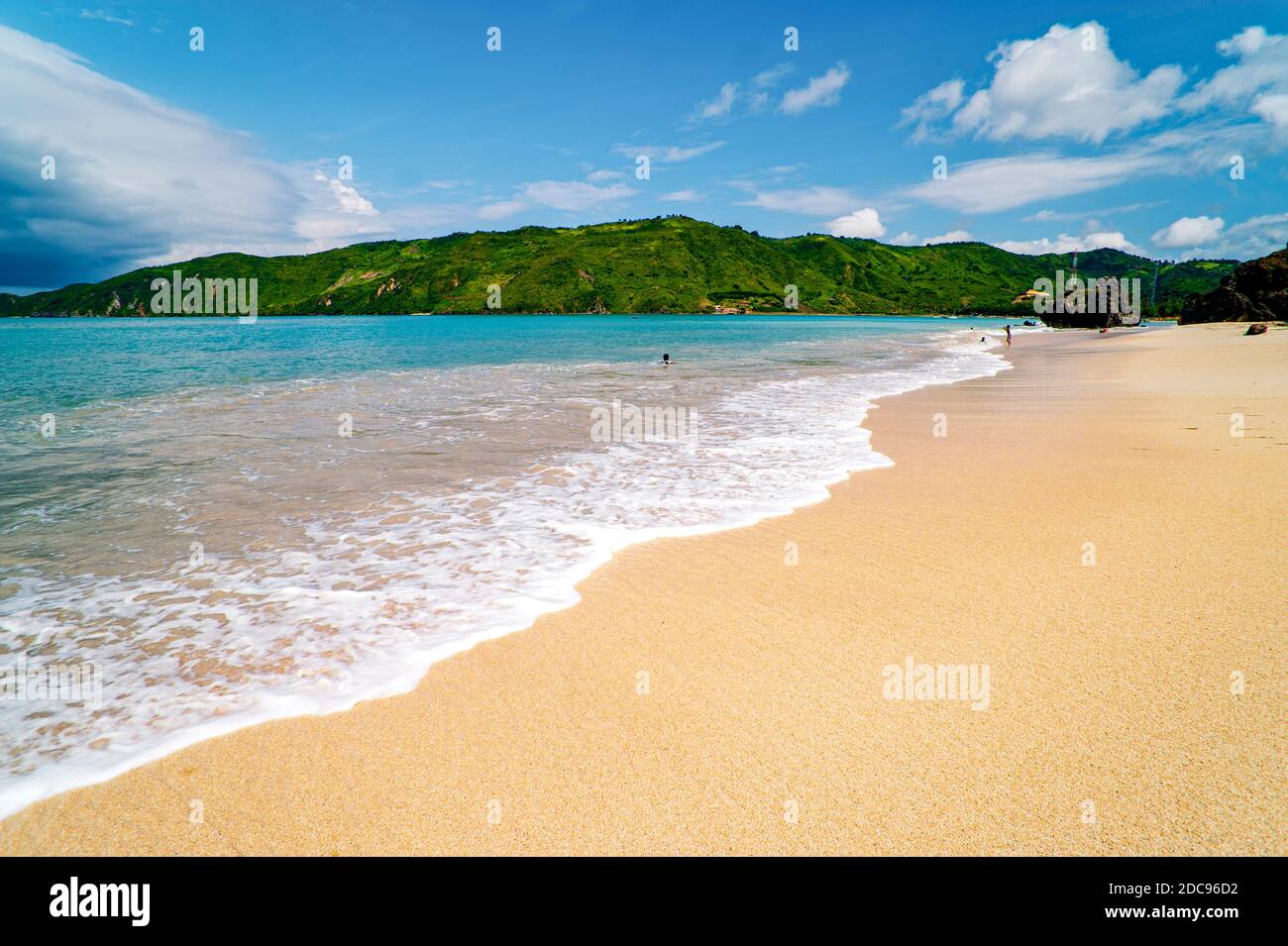 Schöner weißer Sand und klares blaues Wasser am Kuta Beach, Kuta Lombok, West Nusa Tenggara, Indonesien, Asien, Hintergrund mit Kopierraum Stockfoto