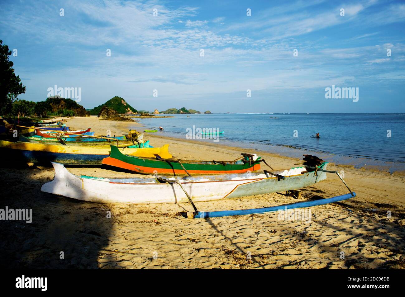 Traditionelle Fischerboote am Kuta Beach im traditionellen Fischerdorf Kuta Lombok, West Nusa Tenggara, Indonesien, Asien, Hintergrund mit Kopierraum Stockfoto