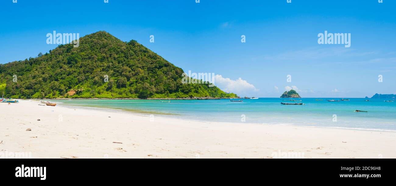 Panoramafoto von Selong Belanak Beach, einem White Sands Beach im Süden von Lombok, Indonesien, Asien, Hintergrund mit Kopierraum Stockfoto