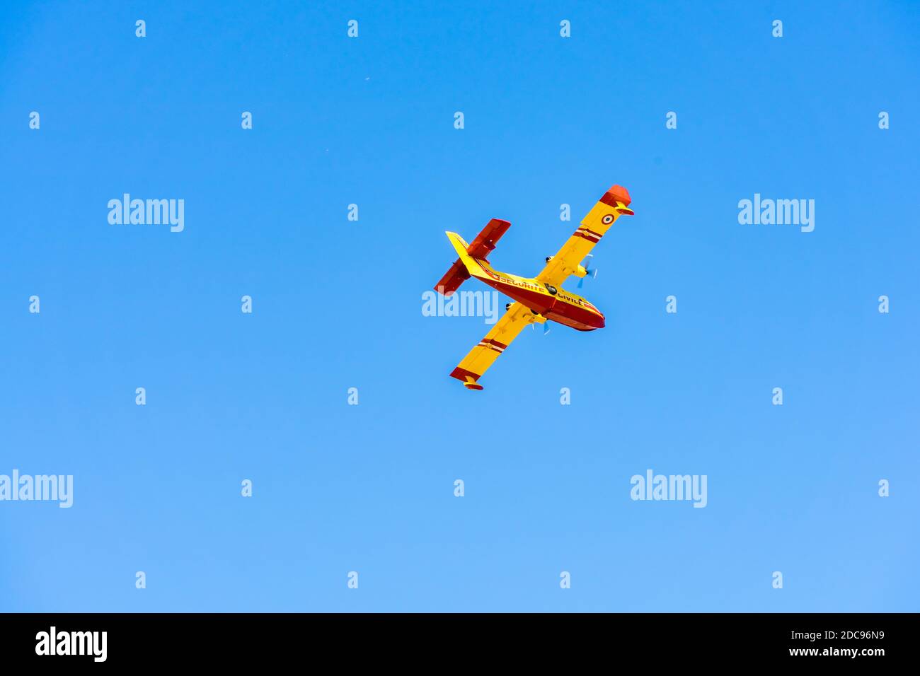 Gelbes Löschflugzeug wird am Flughafen marseille Wasser in Brand werfen. Stockfoto