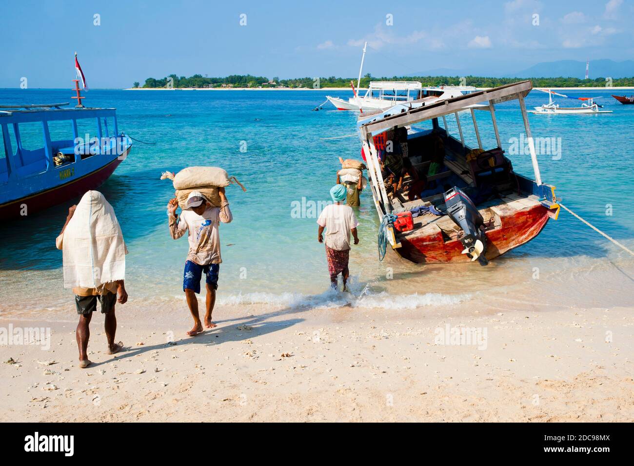 Morgenlieferungen mit dem Boot auf Gili Trawangan, einer tropischen Insel auf den Gili Inseln, Indonesien, Asien Stockfoto