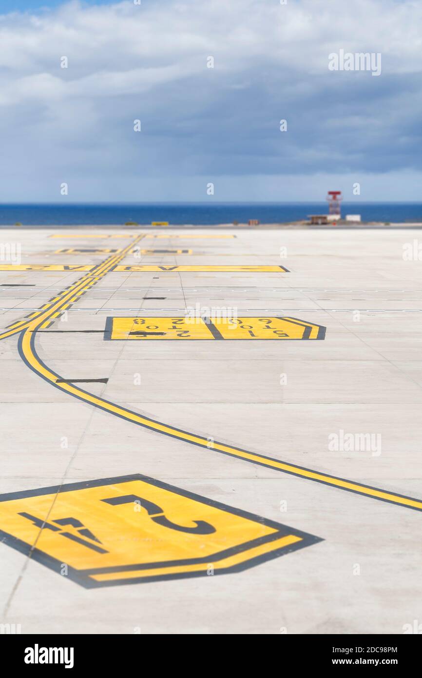FUERTEVENTURA, SPANIEN - 15. Mai 2013. Rollbahnmarkierungen auf einer kommerziellen Start- und Landebahn, Flughafen Fuerteventura, Puerto del Rosario, Kanarische Inseln Stockfoto