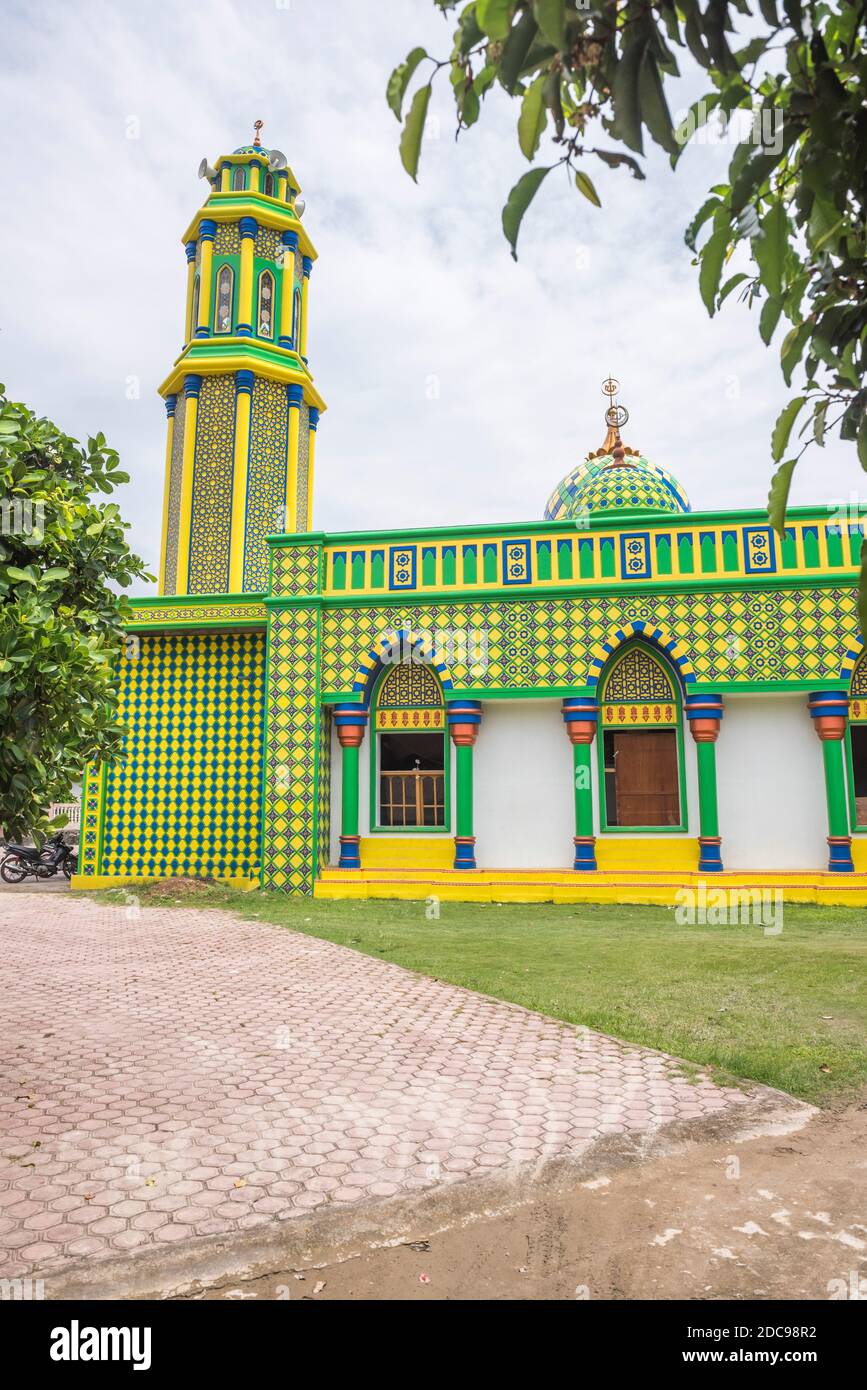 Bunte Moschee in der Nähe von Sabang, Pulau Weh Insel, Aceh Provinz, Sumatra, Indonesien, Asien Stockfoto