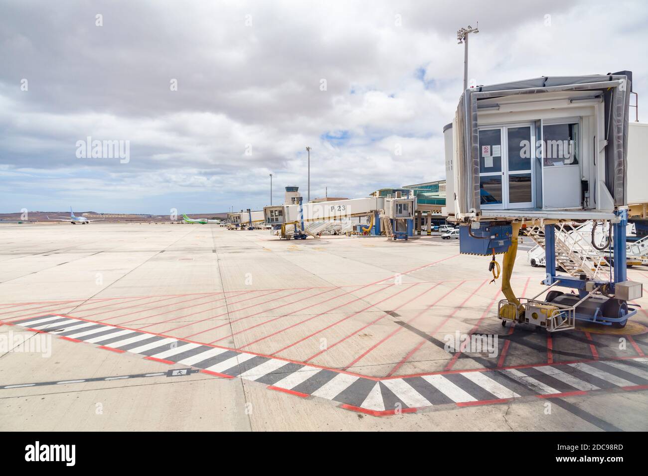 FUERTEVENTURA, SPANIEN - 15. Mai 2013. Leere Linie von Düsenbrücken, Luftbrücke (Passagierbrücke oder PBB) am Flughafen Fuerteventura. Stockfoto