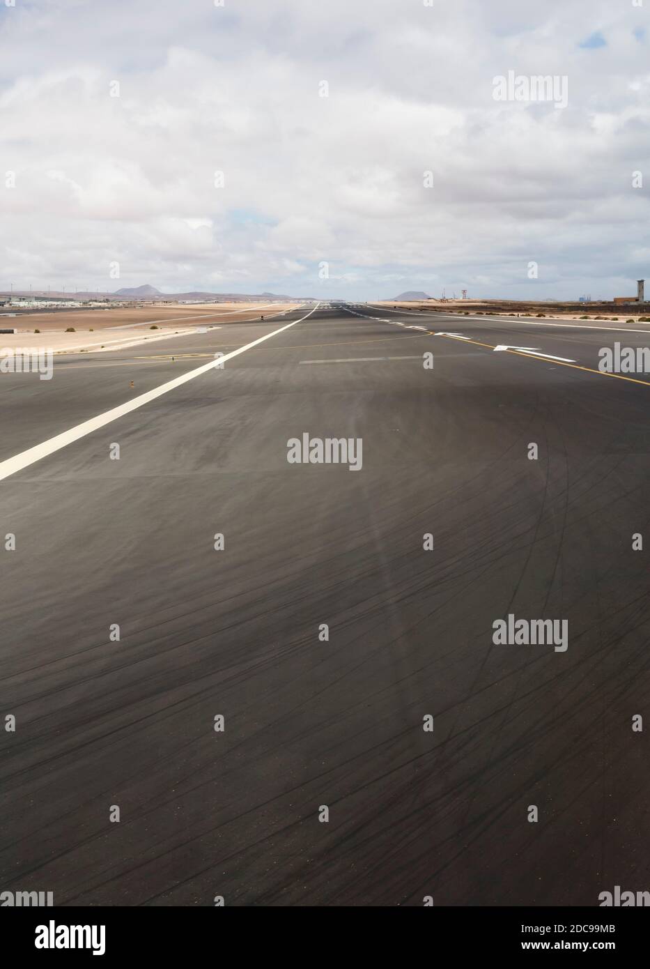 Nahaufnahme von Asphalt auf einer Landebahn, Flughafen Fuerteventura, Kanarische Inseln, Spanien Stockfoto
