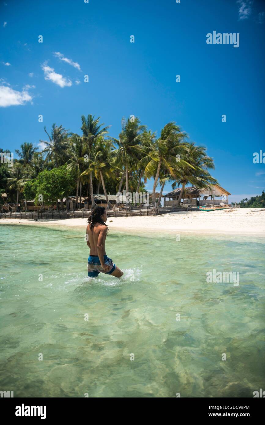 Rasta (Rastafarian) Mann bei der Ankunft in Twin Beach, einem tropischen, weißen Sandstrand in der Nähe von Padang in West-Sumatra, Indonesien, Asien, Hintergrund mit Kopierraum Stockfoto
