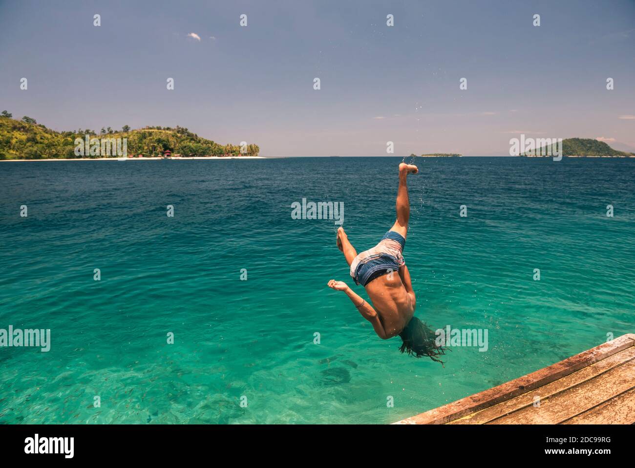 Zurück Flip ins Meer am Twin Beach, einem tropischen, weißen Sandstrand in der Nähe von Padang in West-Sumatra, Indonesien, Asien, Hintergrund mit Kopierraum Stockfoto