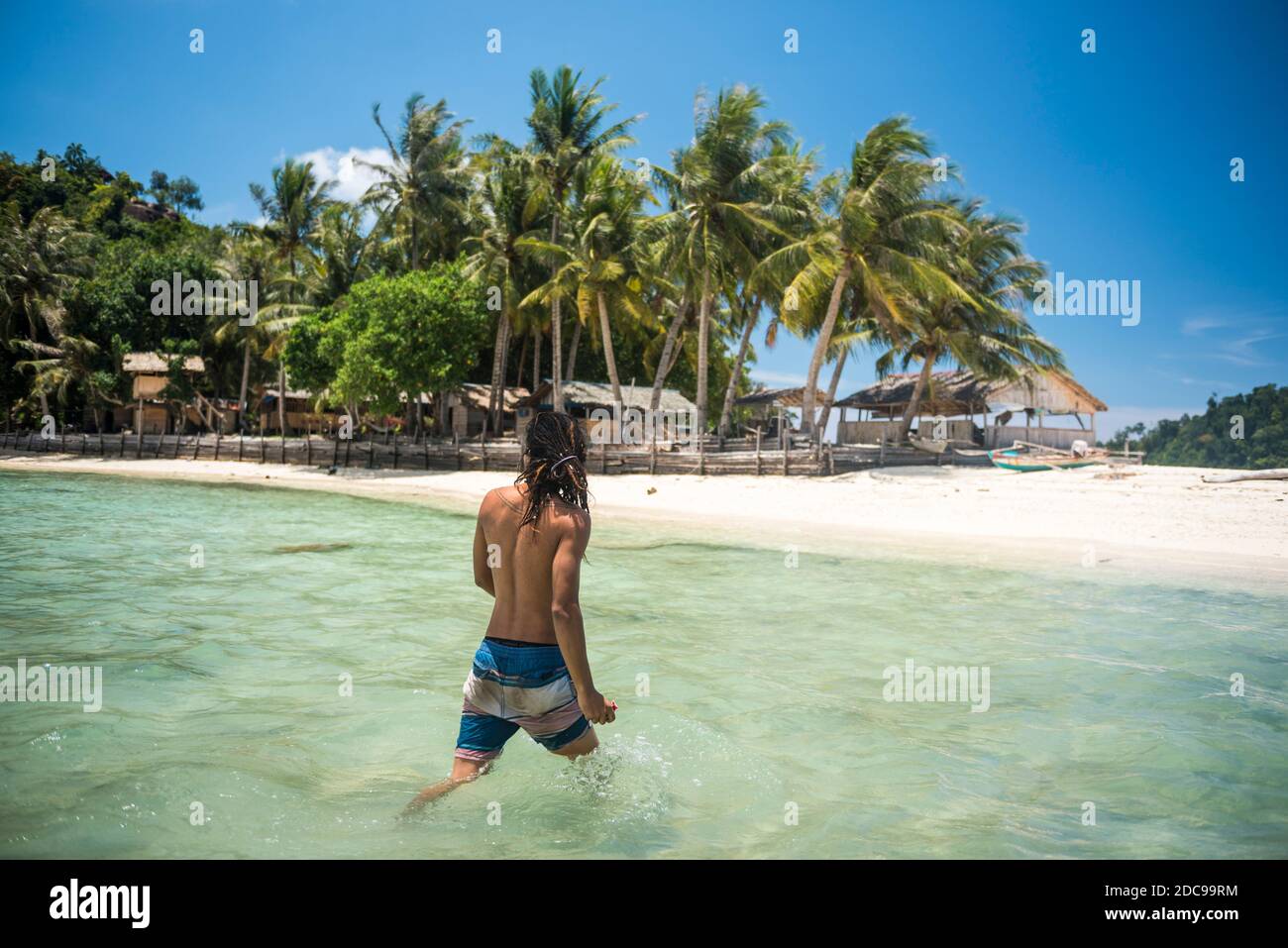Rasta (Rastafarian) Mann bei der Ankunft in Twin Beach, einem tropischen, weißen Sandstrand in der Nähe von Padang in West Sumatra, Indonesien, Asien Stockfoto