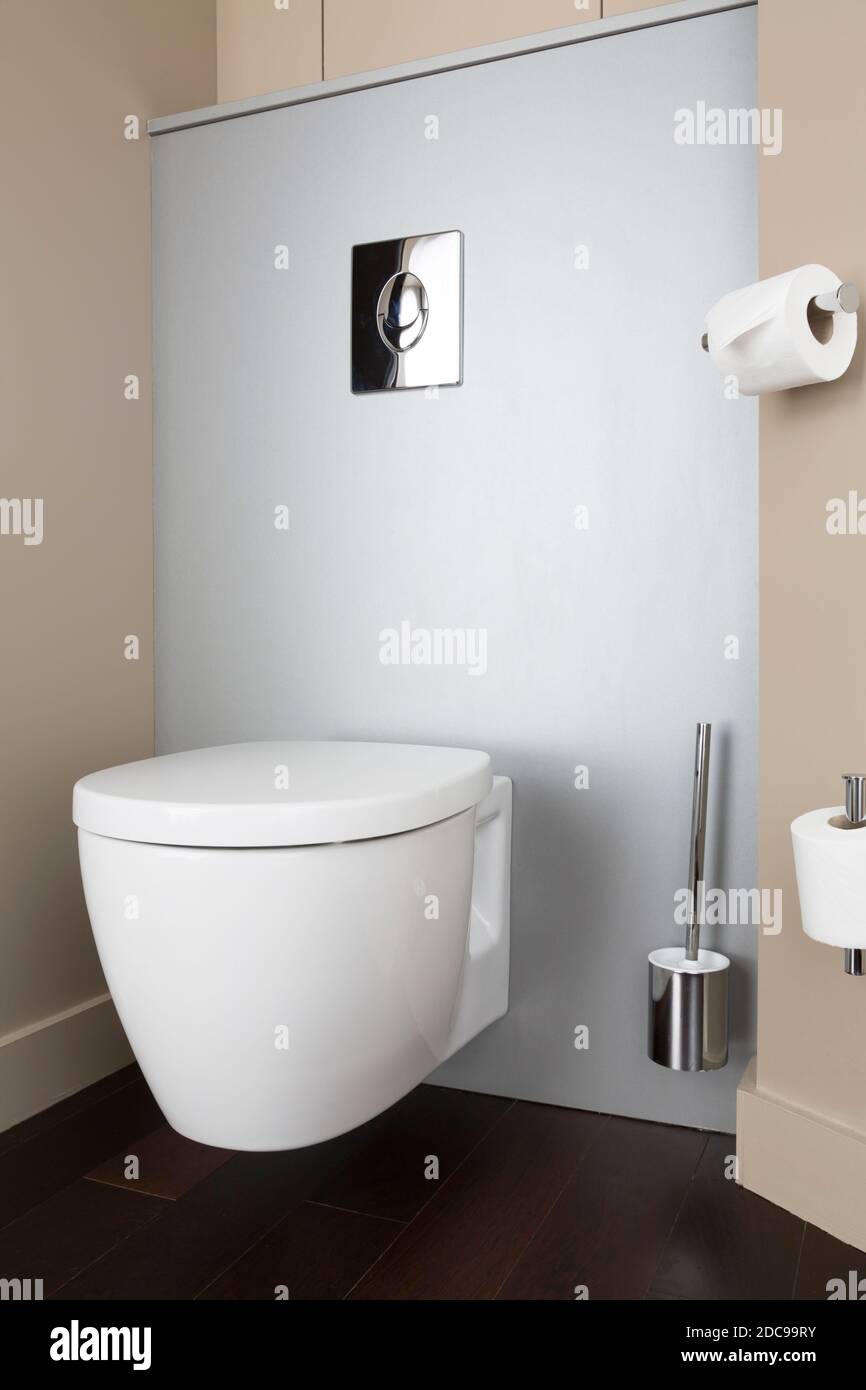 Toilette, moderne weiße Wand hing Toilette in einem Badezimmer Interieur, Großbritannien Stockfoto