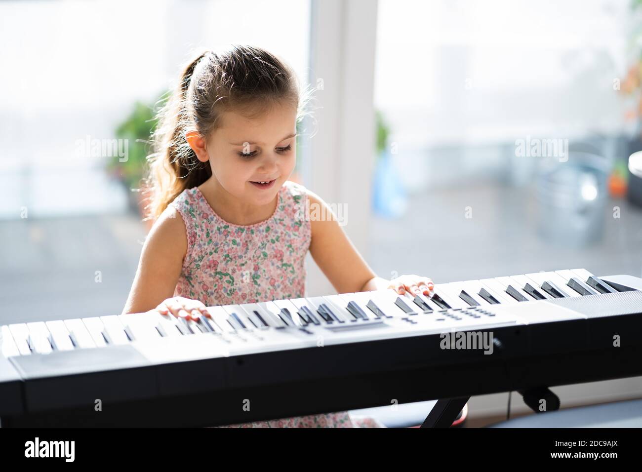 Kind Mädchen Spielt Musik Keyboard Piano Instrument Stockfoto