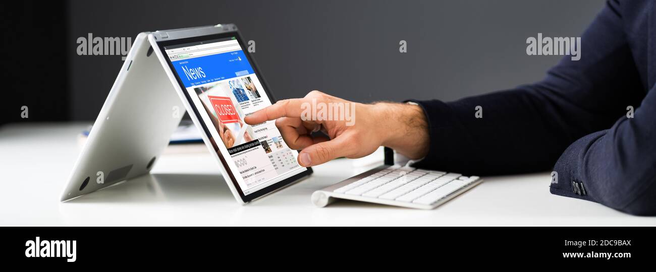 Lesen Sie Online-Nachrichten Medien Auf Laptop Oder Digitalem Tablet Stockfoto