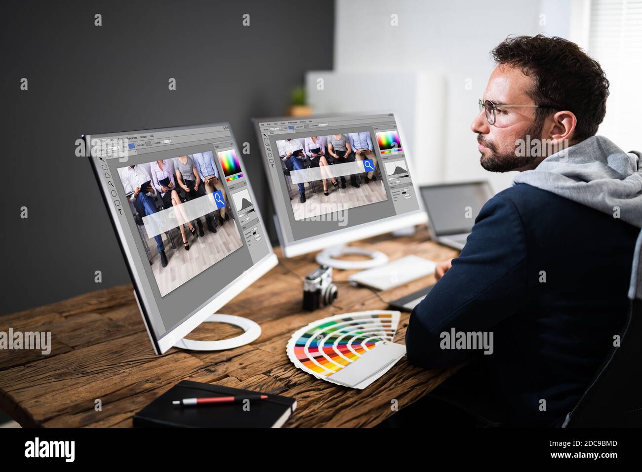 Designer Bearbeiten Von Fotos Auf Mehreren Computerbildschirmen Stockfoto