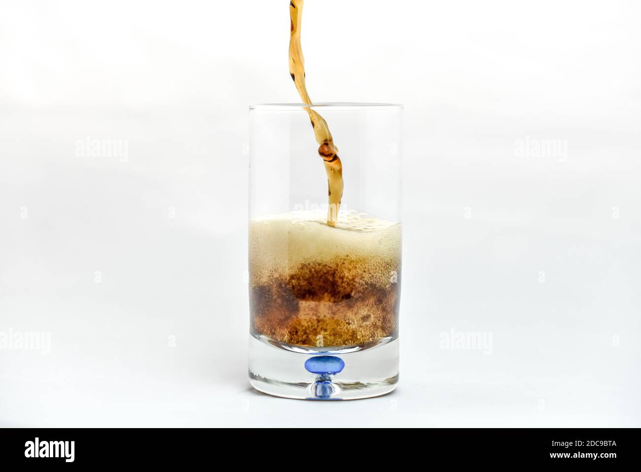 Cola-Soda in klares Glas gießen Stockfoto