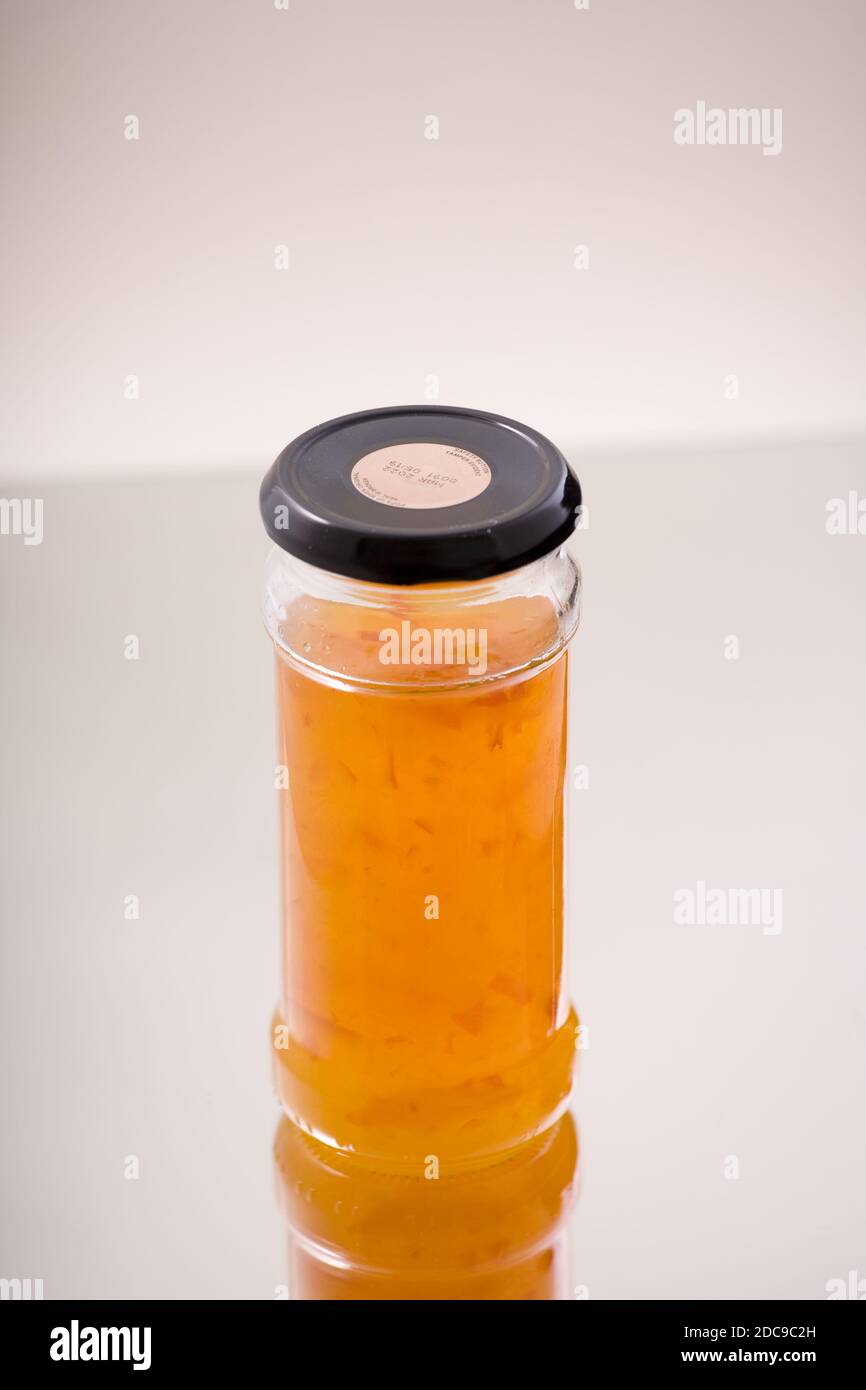 Glas hausgemachte Marmelade vor weißem Hintergrund im Studio geschossen. Stockfoto