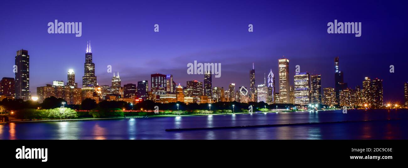 Die Lichter der Skyline der Großstadt und Wolkenkratzer entlang der Uferpromenade Stockfoto