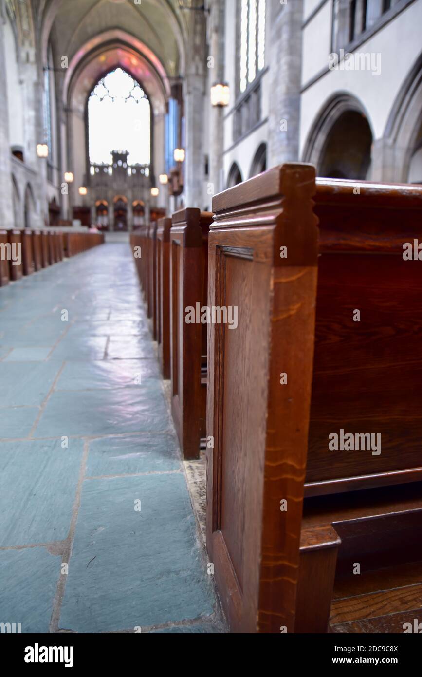 Niedriger Winkel Blick auf vintage und historische Kirche Interieur Stockfoto