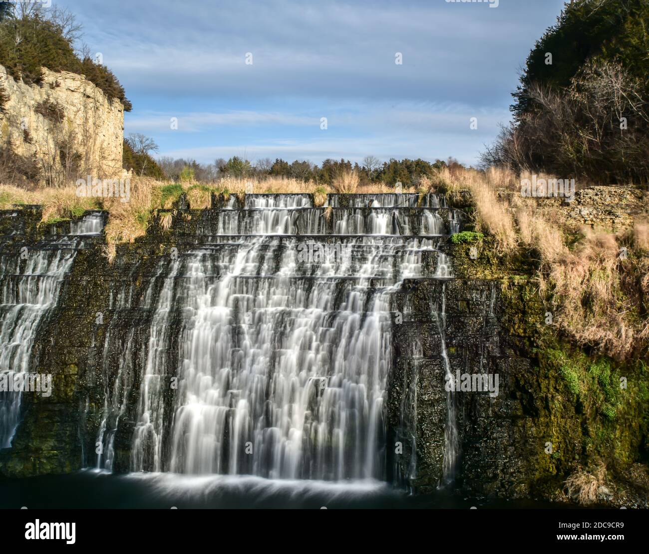 Fließendes Wasser über Wasser fallen Spritzer auf Felsen Stockfoto