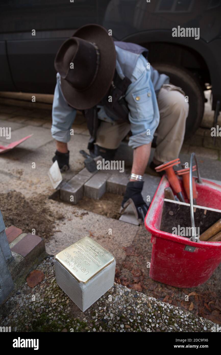 13.10.2020, Bremen, Bremen, Deutschland - Stolperstein eines Euthanasie-Opfers wird gelegt. Stolpersteine geben Nazi-Deportierten in ganz Deutschland den Namen A Stockfoto