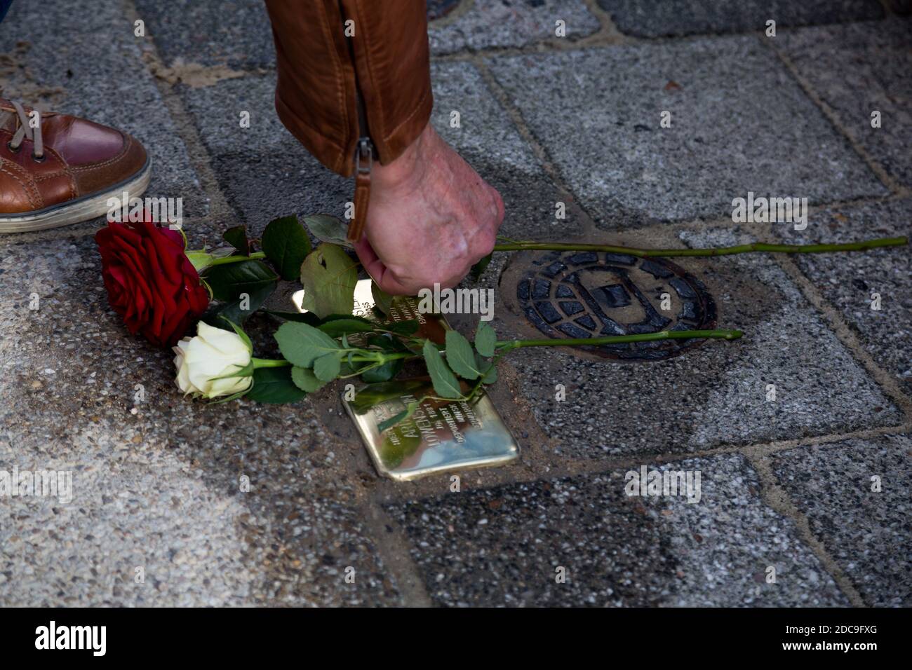 13.10.2020, Bremen, Bremen, Deutschland - Stolperstein frisch verlegt. Stolpersteine werden in ganz Deutschland verwendet, um Nazi-Deportierten einen Namen bei tei zu geben Stockfoto