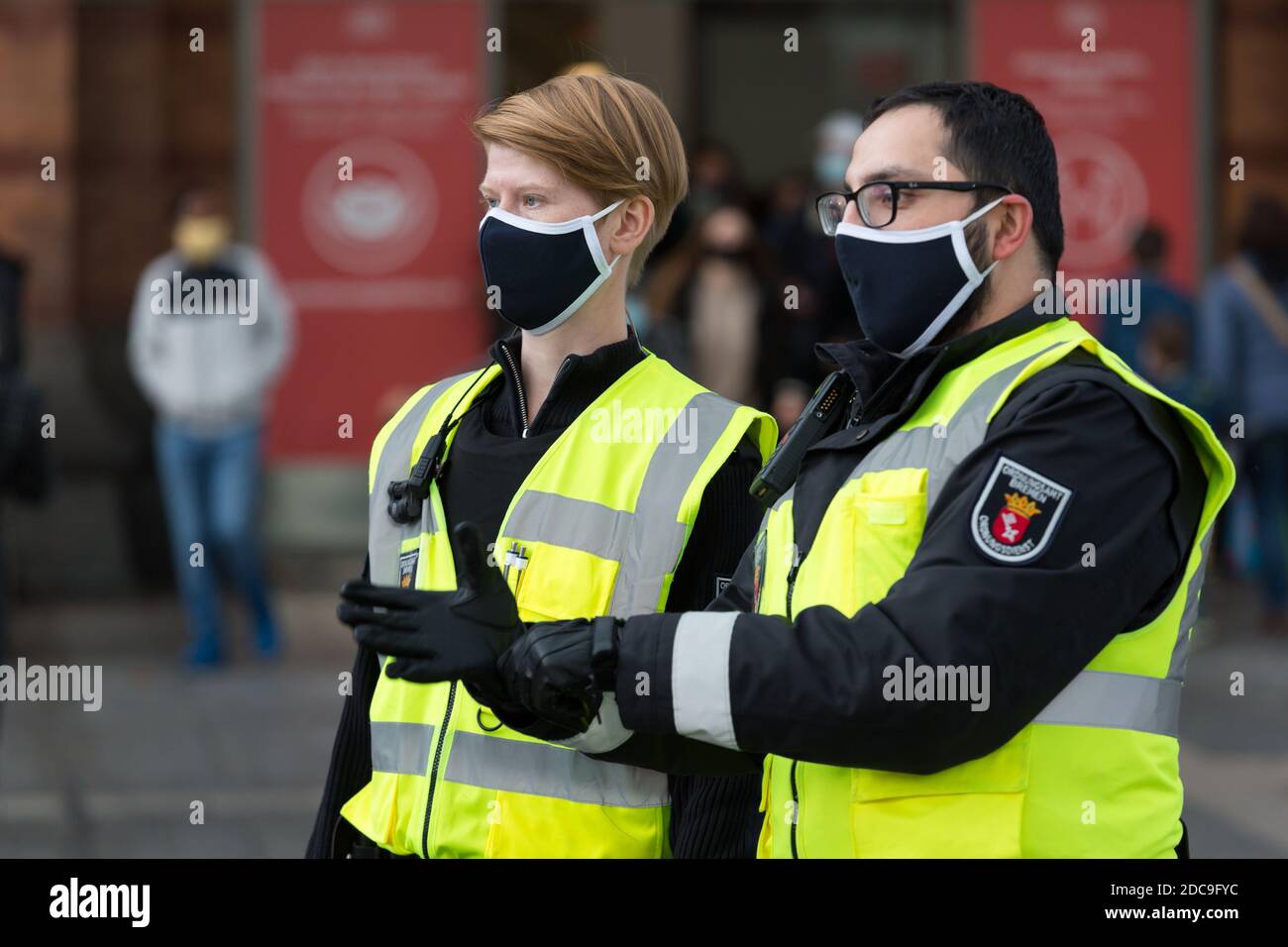 13.10.2020, Bremen, Bremen, Deutschland - Mitarbeiter des Bremer Ordnungsamtes machen die Bürger auf die neue Tragepflicht aufmerksam Stockfoto