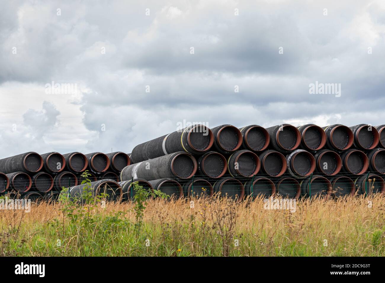 30.09.2020, Sassnitz, Mecklenburg-Vorpommern, Deutschland - die für die Nord Stream 2-Gaspipeline benötigten Rohre werden im Fährhafen Mukran in S gelagert Stockfoto