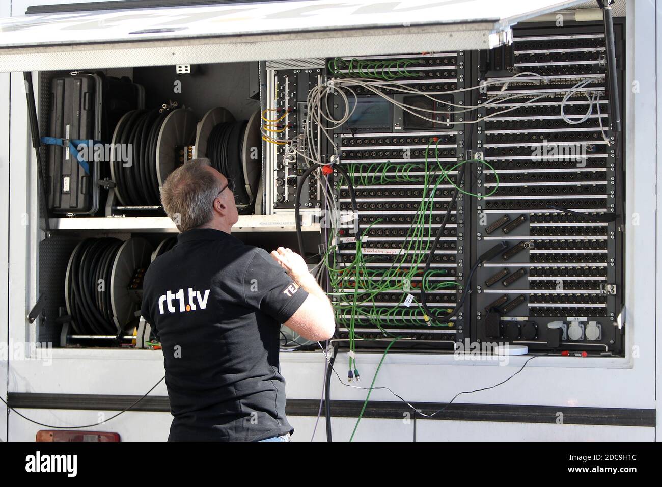 22.04.2019, Hannover, Niedersachsen, Deutschland - Techniker, der die Leitungen in einem Außenübertragungswagen überprüft. 00S190422D410CAROEX.JPG [MODELLRELE Stockfoto