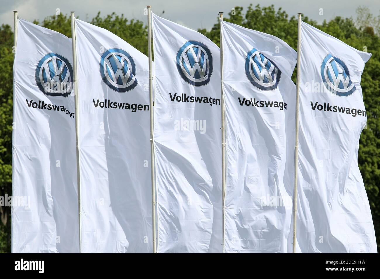 05.05.2019, Dresden, Sachsen, Deutschland - Flaggen des Automobilherstellers Volkswagen. 00S190505D542CAROEX.JPG [MODELLVERSION: NICHT ZUTREFFEND, EIGENSCHAFTSRELE Stockfoto