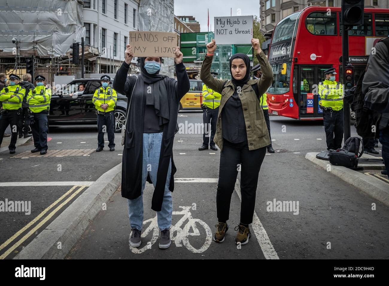Hunderte von britischen Muslimen protestieren vor der französischen Botschaft in London gegen die satirischen antimuslimischen Karikaturen, die von Charlie Hebdo veröffentlicht wurden. Stockfoto