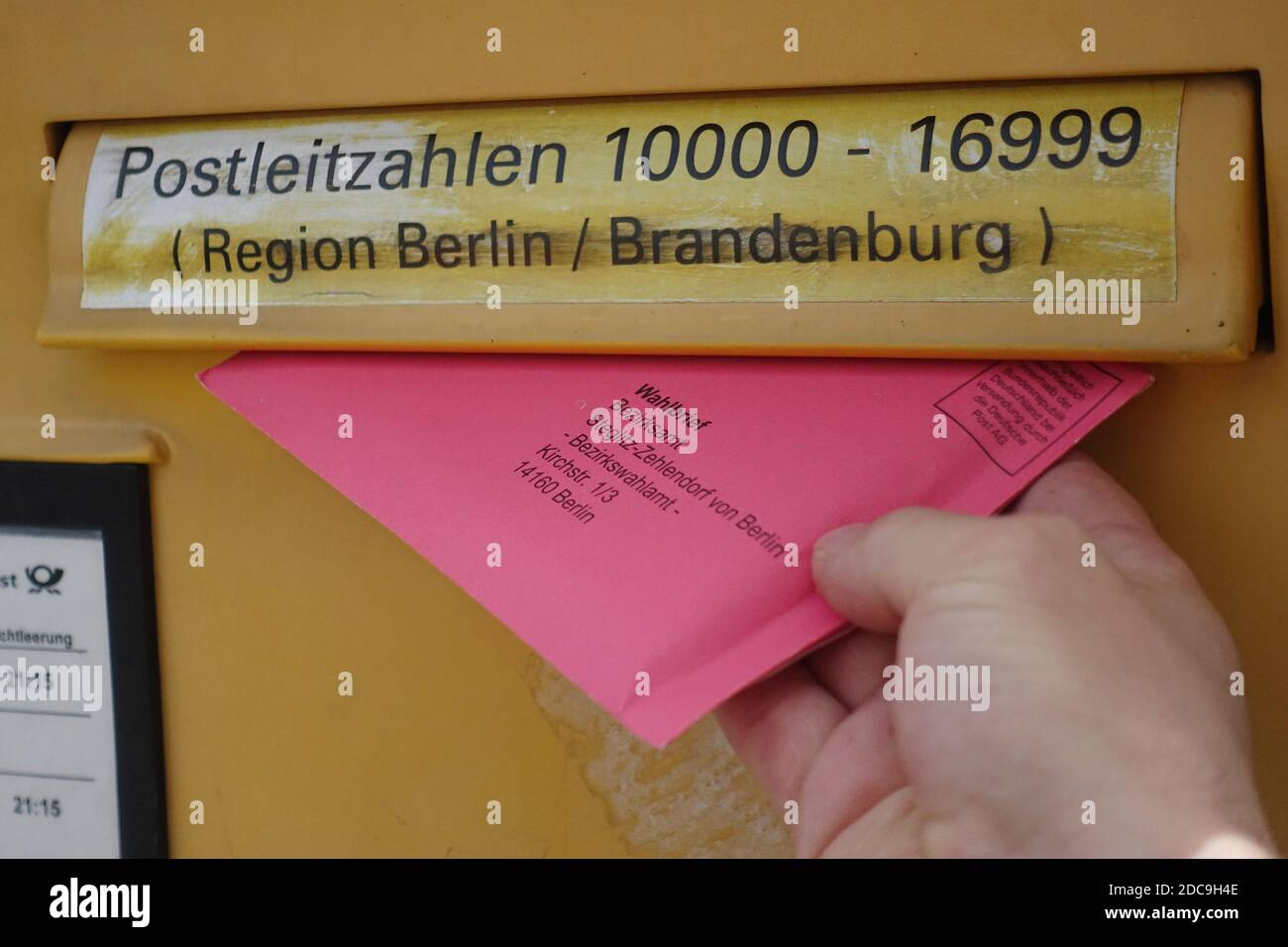 23.05.2019, Berlin, Berlin, Deutschland - Wahlbrief wird in ein Postfach der Post AG geworfen. 00S190523D712CAROEX.JPG [MODELLVERSION: JA, EIGENTUM R Stockfoto