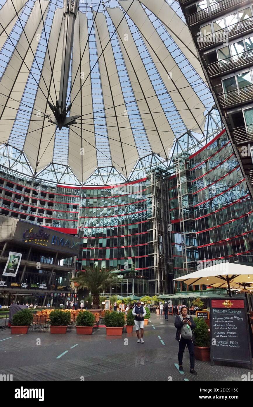 24.05.2019, Berlin, Berlin, Deutschland - Innenansicht des Sony Centers am Potsdamer Platz. 00S190524D675CAROEX.JPG [MODELLVERSION: NICHT ZUTREFFEND, PRO Stockfoto