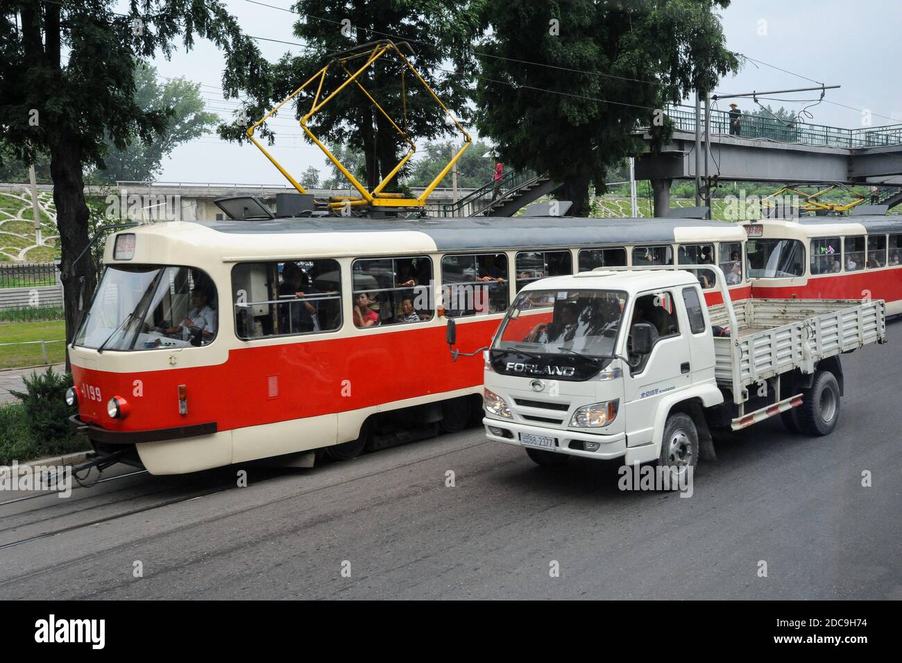 09.08.2012, Pjöngjang, , Nordkorea - Alltagsverkehr mit Straßenbahn und Light Truck im Zentrum der nordkoreanischen Hauptstadt. 0SL120809D118CAROEX. Stockfoto