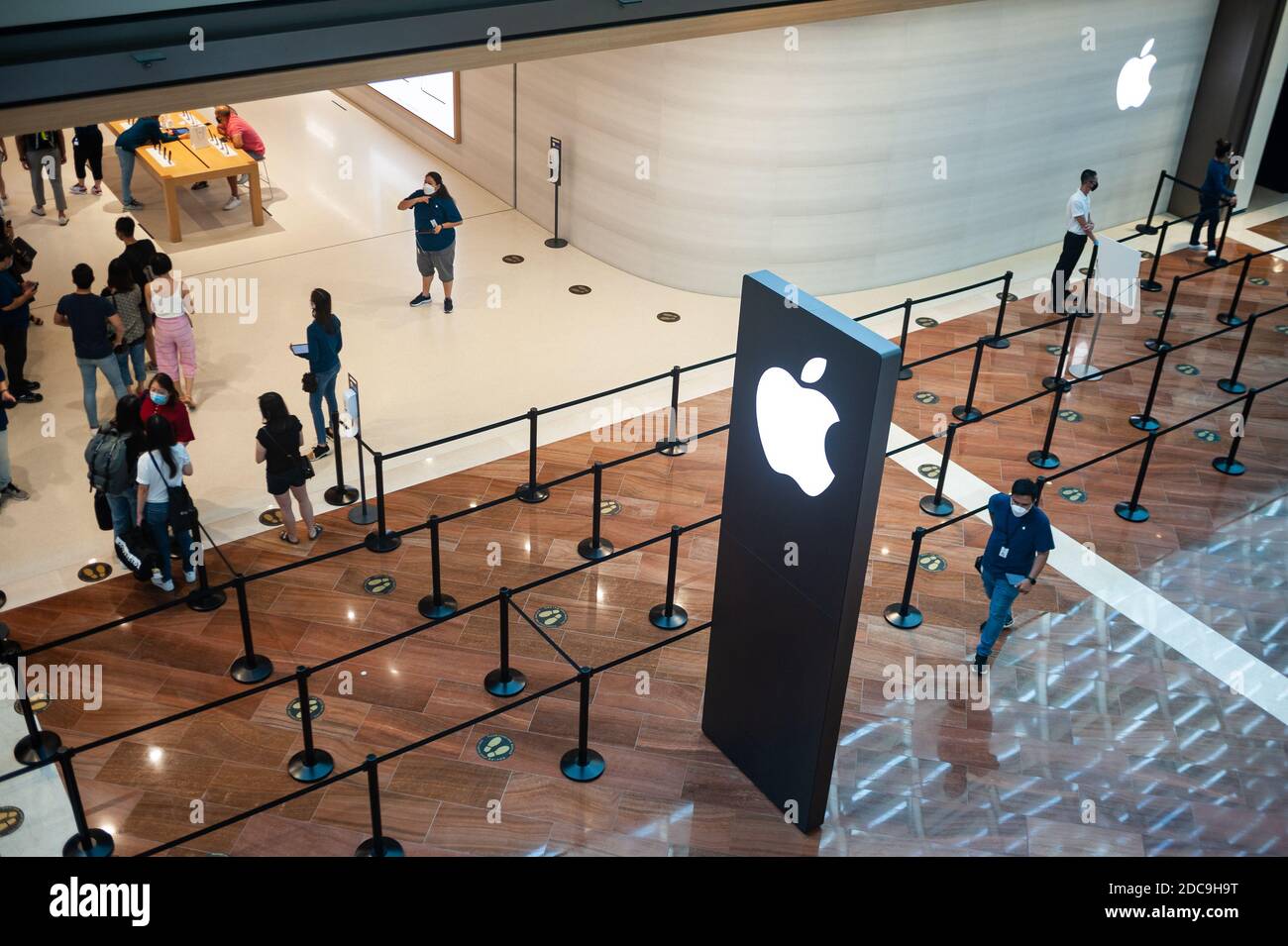 16.10.2020, Singapur, , Singapur - Menschen vor dem neuen Apple Flagship Store in den Shoppes in Marina Bay Sands, dem dritten Apple Store in der Stockfoto