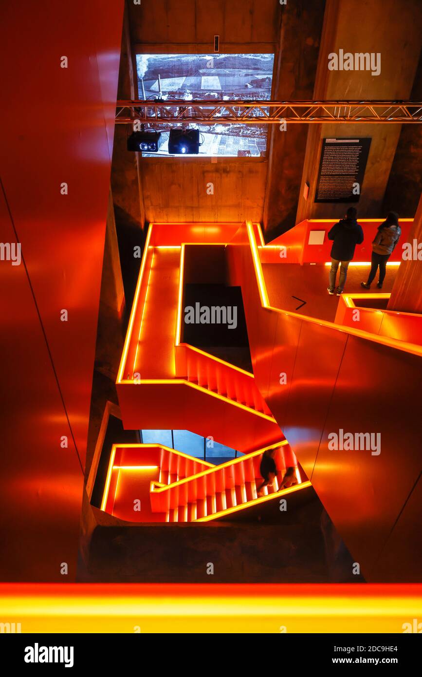 10.10.2020, Essen, Nordrhein-Westfalen, Deutschland - Ruhrmuseum an der Zeche Zollverein, UNESCO Weltkulturerbe Zollverein, rot beleuchtete Treppe. Stockfoto