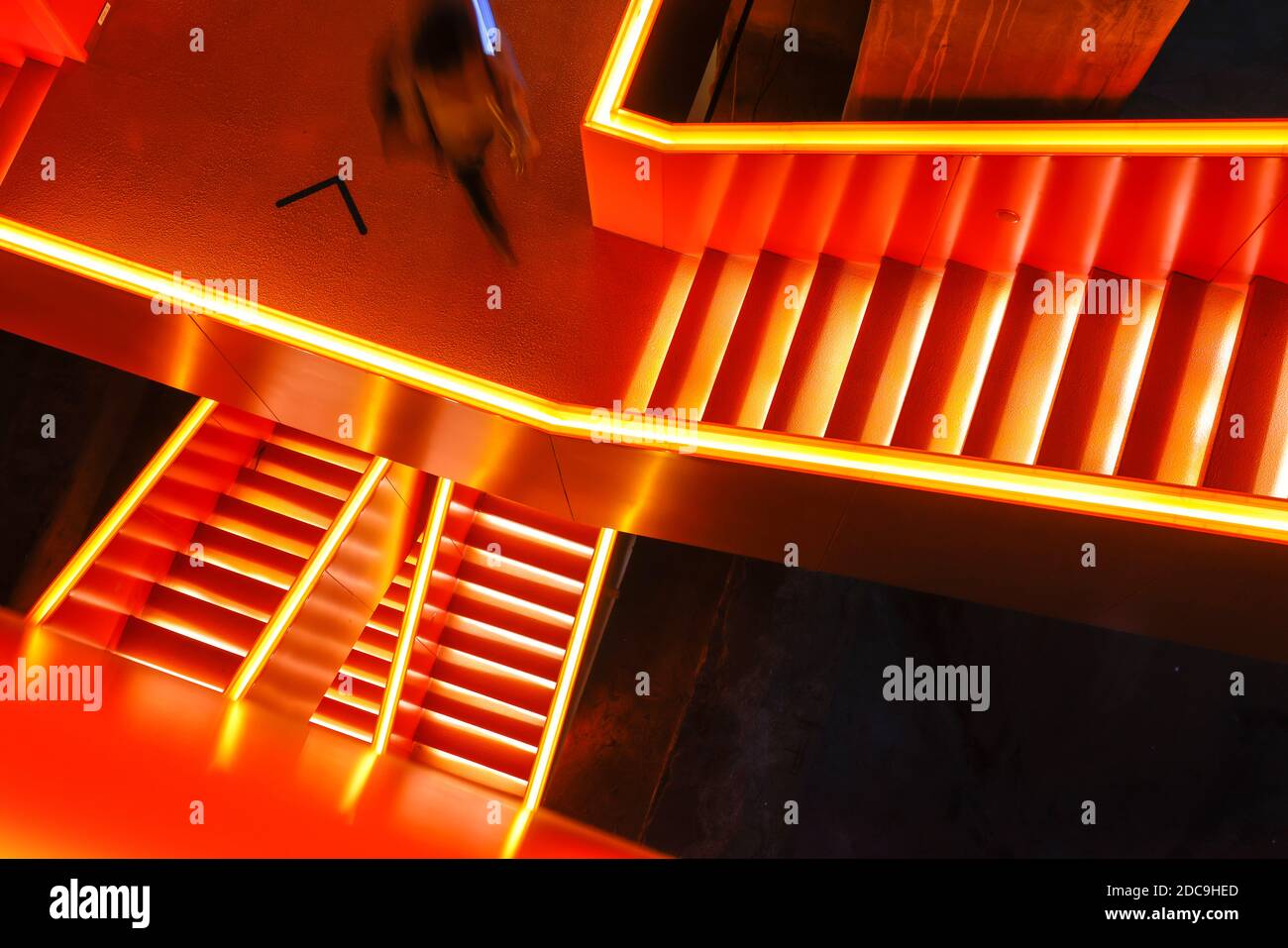10.10.2020, Essen, Nordrhein-Westfalen, Deutschland - Ruhrmuseum an der Zeche Zollverein, UNESCO Weltkulturerbe Zollverein, rot beleuchtete Treppe. Stockfoto