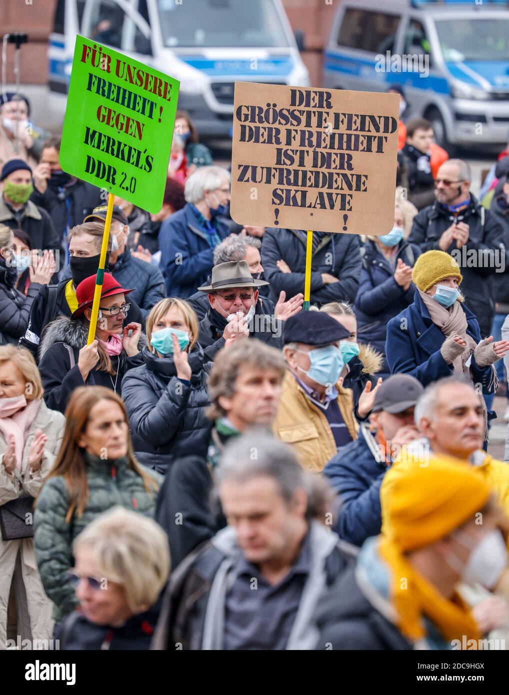 18.10.2020, Dortmund, Nordrhein-Westfalen, Deutschland - Antikorona-Demonstration am Friedensplatz, Demonstration gegen die Gesundheitspolitik der Fede Stockfoto