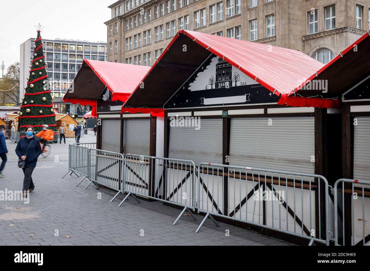 03.11.2020, Essen, Nordrhein-Westfalen, Deutschland - Weihnachtsmarkt mit Ständen und Weihnachtsbaum in der Innenstadt von Essen, in Zeiten der Corona geschlossen Stockfoto