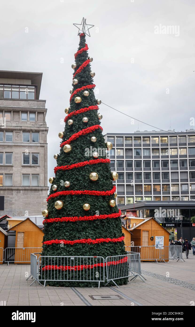 03.11.2020, Essen, Nordrhein-Westfalen, Deutschland - Weihnachtsmarkt mit Ständen und Weihnachtsbaum in der Innenstadt von Essen, in Zeiten der Corona geschlossen Stockfoto