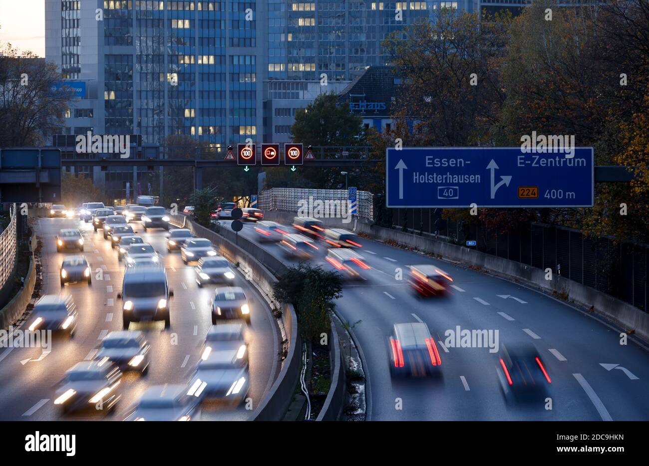 03.11.2020, Essen, Nordrhein-Westfalen, Deutschland - Autobahn A40 im Essener Stadtzentrum während der Hauptverkehrszeit. 00X201103D042CAROEX.JPG [MODELLVERSION Stockfoto