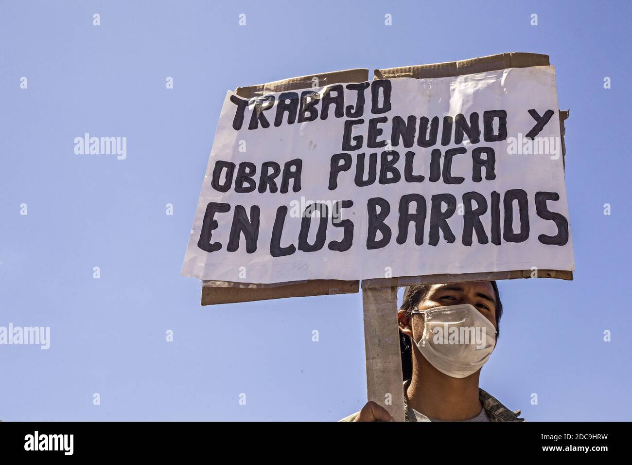 Buenos Aires, Bundeshauptstadt, Argentinien. November 2020. Am vierten Tag in Folge gab es Mobilisierungen und Proteste, die das Zentrum der Stadt Buenos Aires einstürzten.von sehr früh an war der Obelisk voll von Demonstranten aus sozialen Organisationen, Linke und kommunale Arbeiter in Buenos Aires, die von der nationalen Regierung einen wirtschaftlichen Schub für die Unterstützung der Speisesäle, eine Jahresendprämie und eine Erhöhung der Karte des Plan Alimentar am Ende des Jahres der Coronavirus-Pandemie forderten. Parallel dazu, in der gleichen Obelisk, Ein weiterer marsch wurde von der Co. Geführt Stockfoto