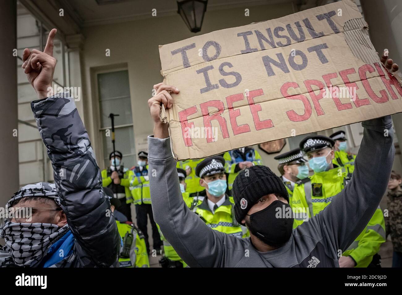 Hunderte von britischen Muslimen protestieren vor der französischen Botschaft in London gegen die satirischen antimuslimischen Karikaturen, die von Charlie Hebdo veröffentlicht wurden. Stockfoto