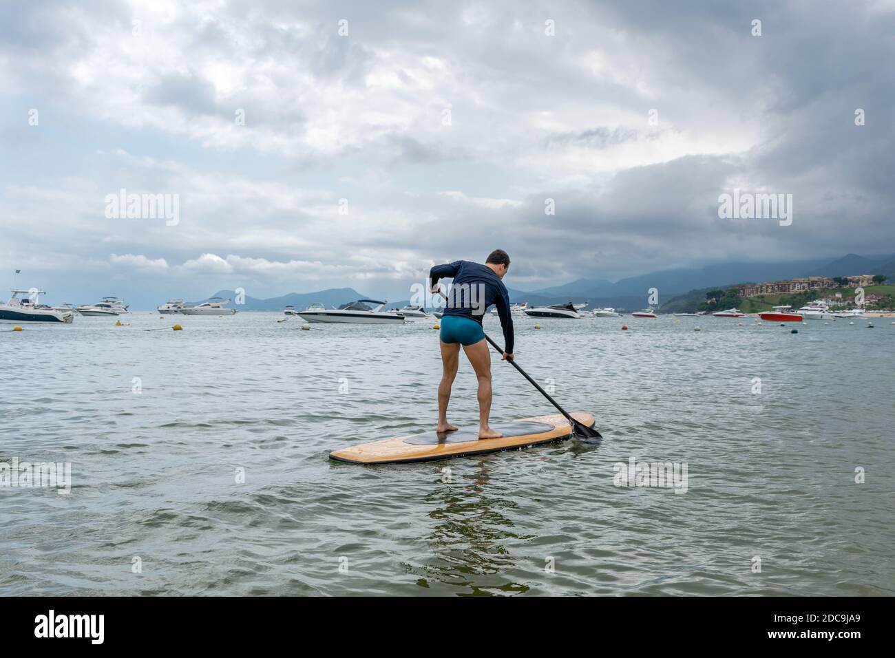 Mann auf dem Rücken auf einem Surfbrett Stand. Stockfoto