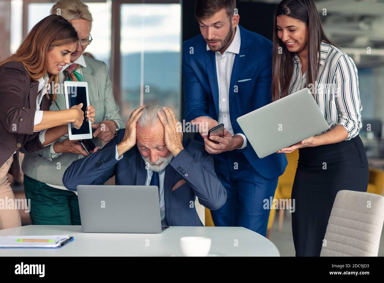 Senior Geschäftsmann gestresst bei der Arbeit im Büro Stockfoto