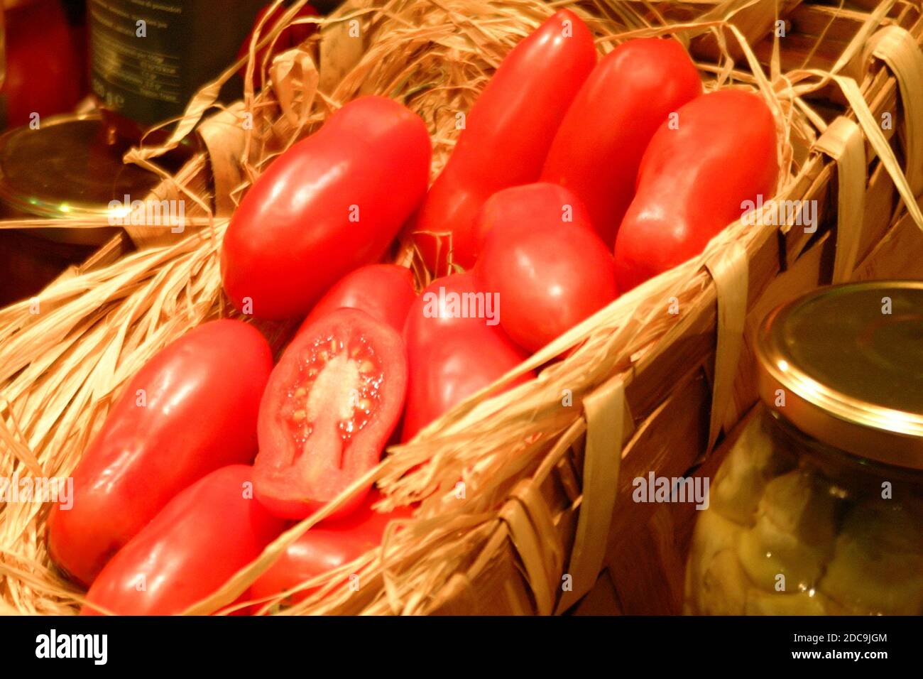 Italienische Produkte San Marzano Tomaten für Sauce Stockfoto