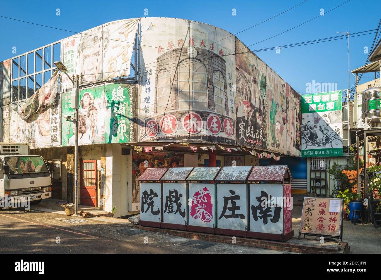 19. November 2020: Das Jindong Kino, ein altes Theater und Restaurant neben der alten nanzhuang Straße in miaoli, taiwan. Das Gebäude ist de Stockfoto