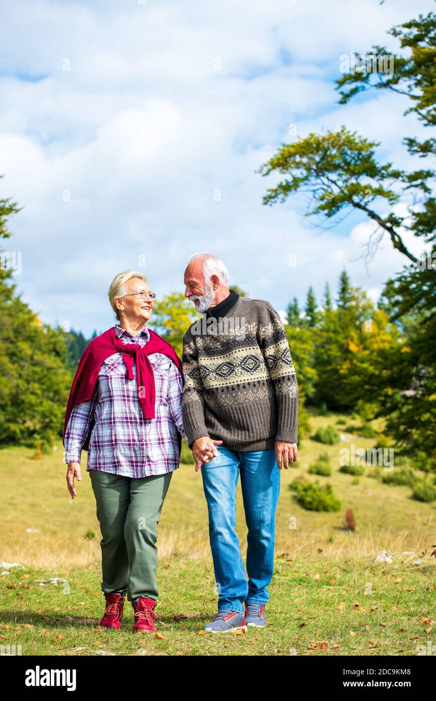 Seniorenpaar zu Fuß in einer wunderschönen Natur Stockfoto