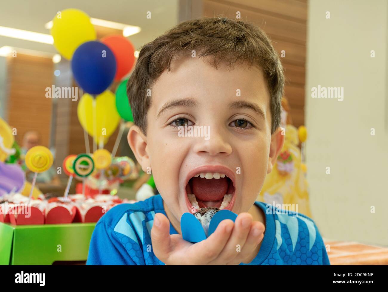 Kind essen süß Brigadier. Stockfoto