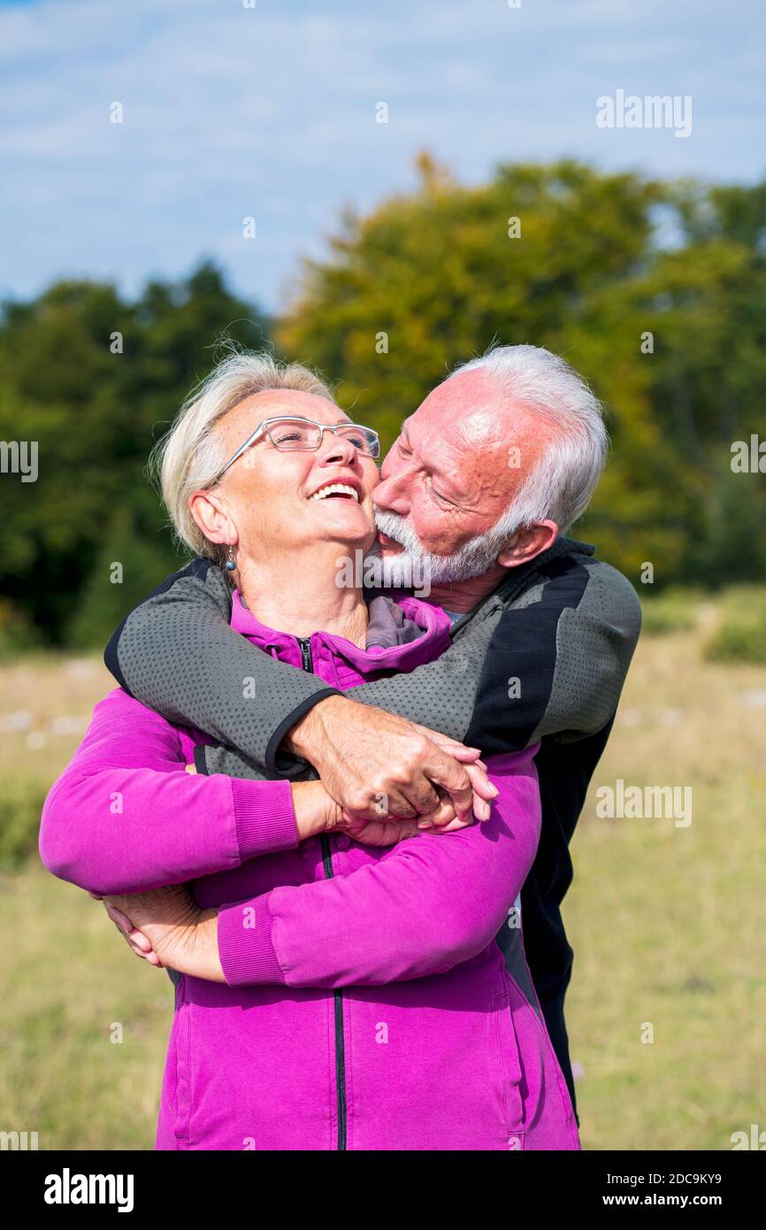 Ältere Paar umarmen im Herbst Park. In der Liebe genießen. Stockfoto