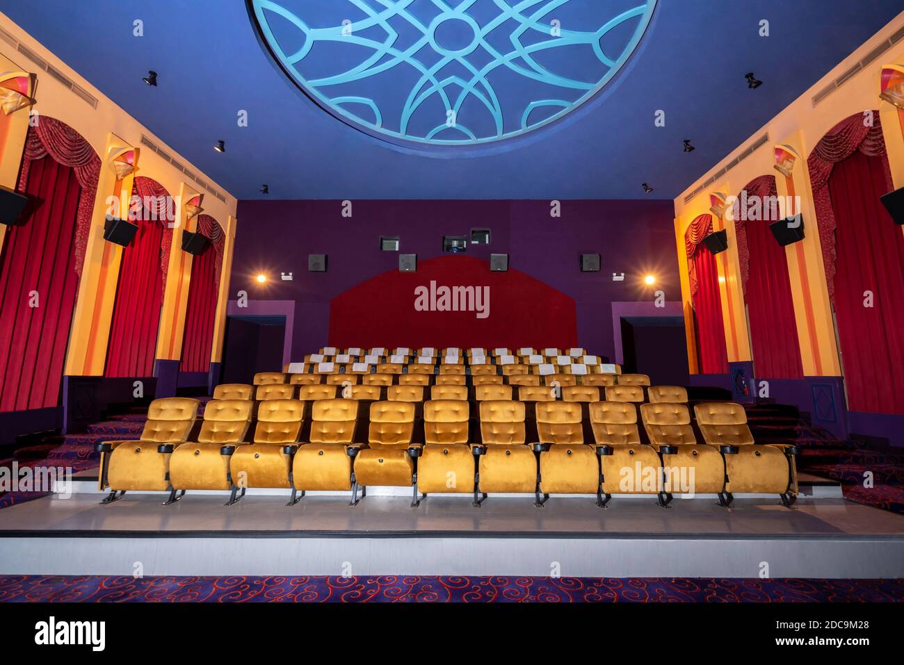 Großer Kinosaal mit Sitzreihen für das Publikum in Kinosälen Premiere mit Kinoprojektor. Das Kinosaal ist dekoriert Stockfoto