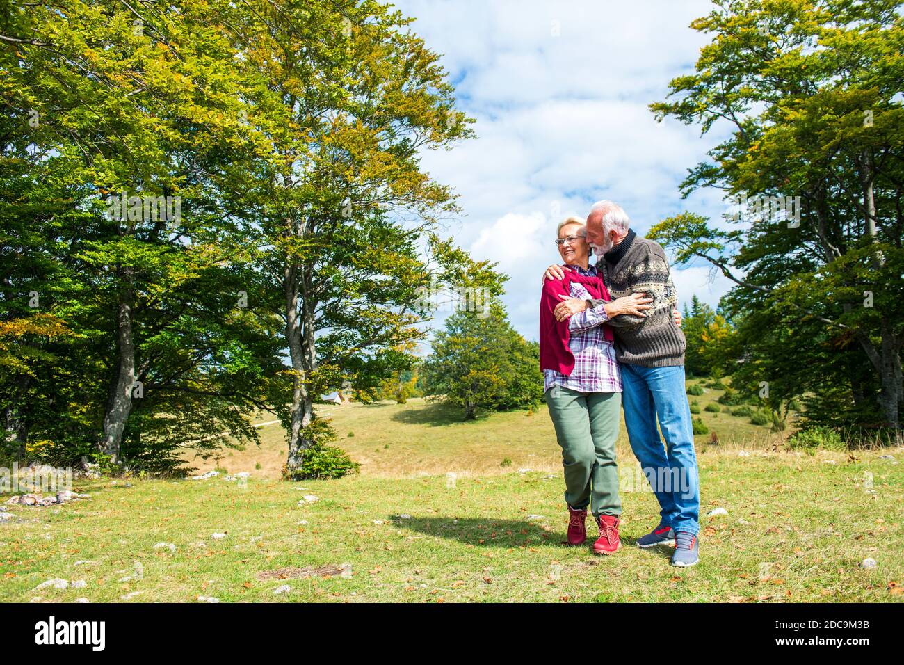 Senior Paar auf einem Spaziergang in einem Herbst Natur. Stockfoto