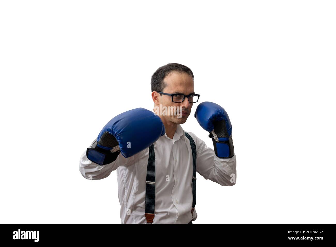Mann in formeller Kleidung, Hosenträger, Brille und Boxhandschuh (weißer Hintergrund). Stockfoto